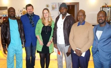 ROKOSAN en una reunión amistosa con miembros del gobierno local de Nigeria